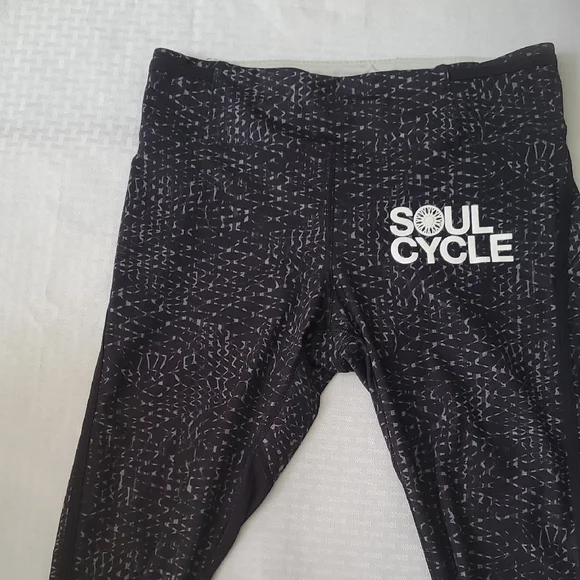 Lululemon SoulCycle Black Short Leggings Sz 8 - Picture 2 of 10